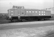 849631 Afbeelding van de diesel-electrische locomotief nr. 2801 van de N.S. op het emplacement te Eindhoven.